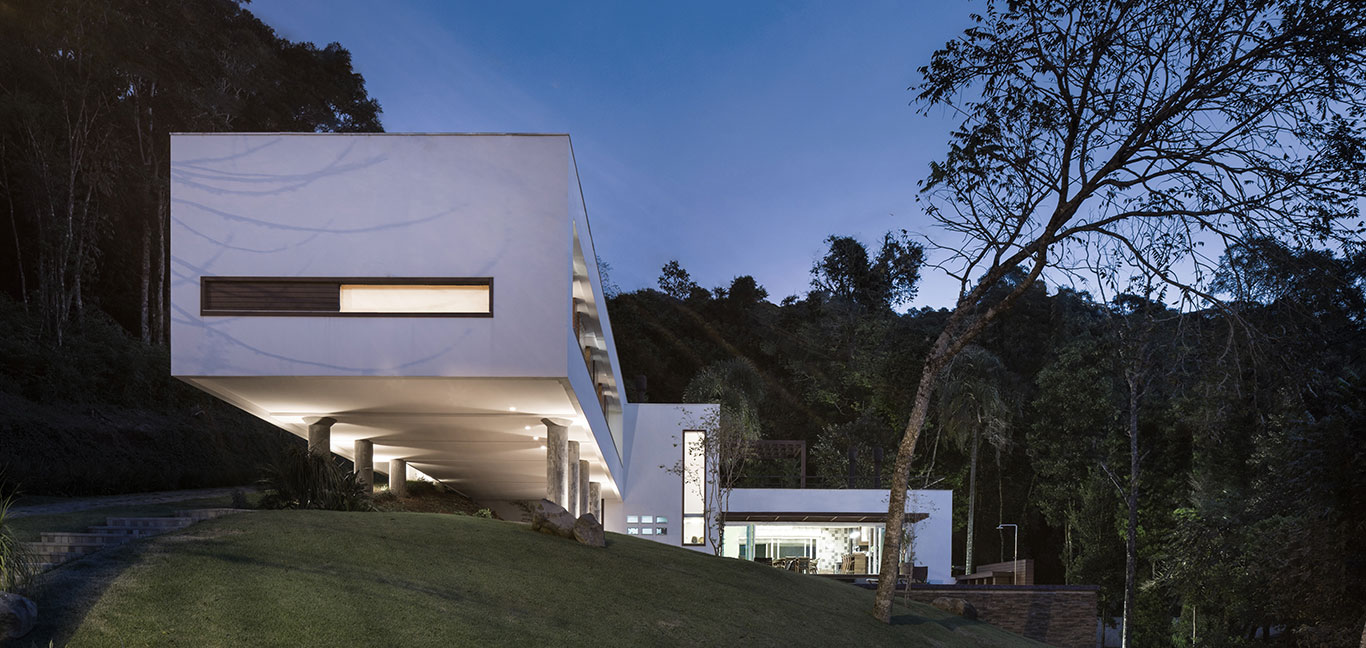 Spectacular contemporary cantilevered house in Brazil with sustainable features to minimize its environmental footprint