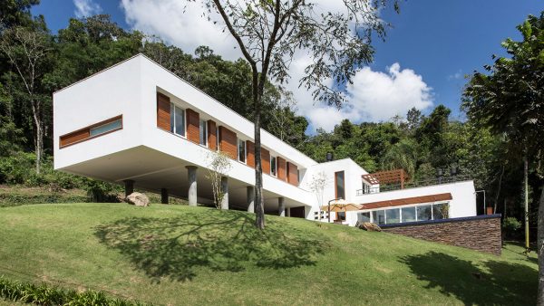 Spectacular cantilevered house in Erechim, Brazil by Luciano Lerner Basso of Basso Engenharia