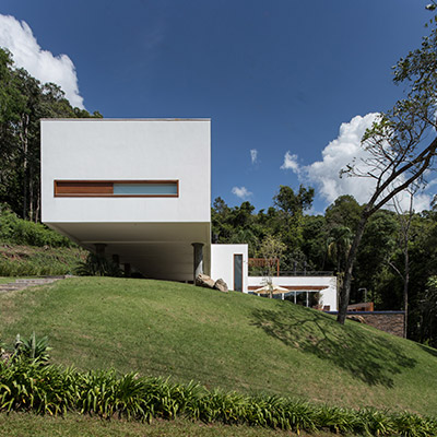 Spectacular Brazilian home with floating volume and sustainable features by Basso Engenharia