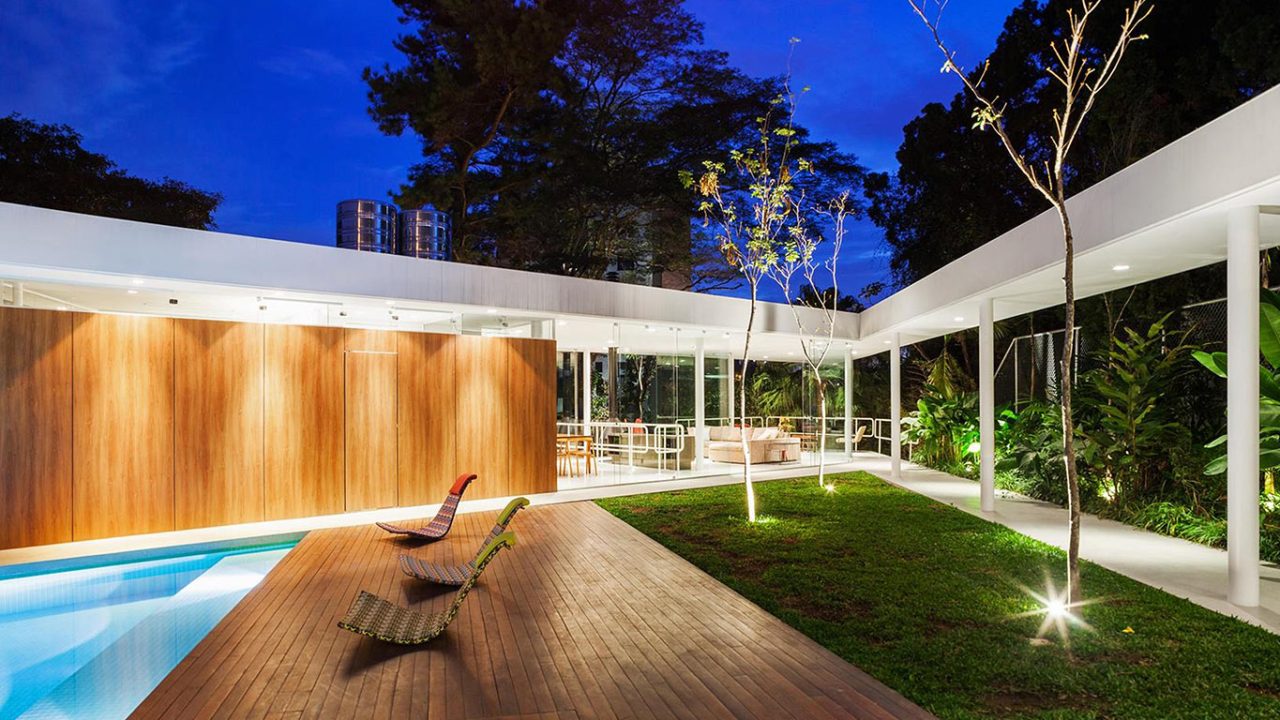 This spectacular house in Sao Paulo designed by FGMF Architects allows the family to sunbathe near the pool in complete privacy