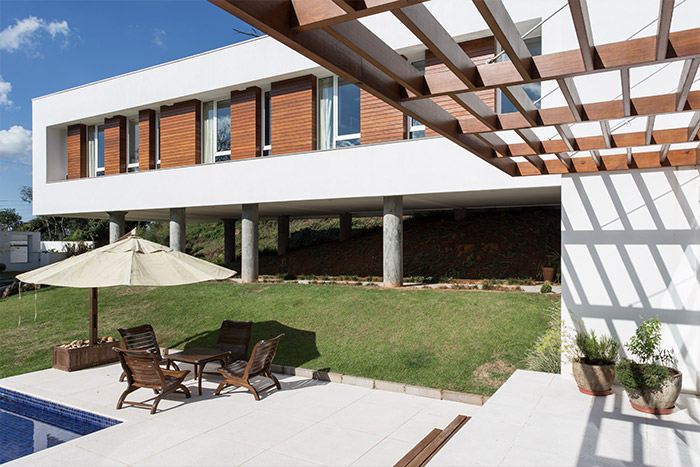 Spectacular lounge and pool outside cantilevered house in Erechim, Brazil featuring sustainable features