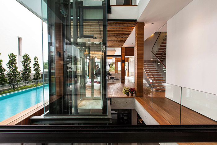 Staircase in luxury house in East Singapore by Aamer Architects