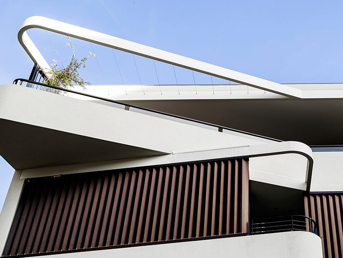 Stunning exterior of a dwelling with two apartments in Sydney by Luigi Rosselli Architects