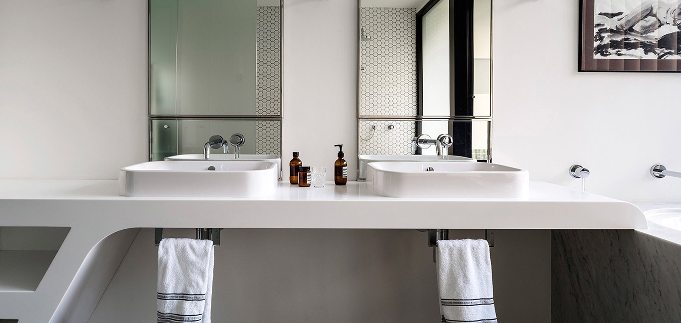 Contemporary bathroom design idea in a stunning dwelling composed of 2 apartments - located in Sydney, Australia