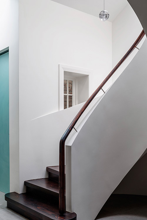 Modern spiral staircase design idea in a stunning dwelling composed of 2 apartments, located in Sydney, Australia - design by Luigi Rosselli Architects