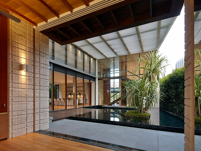 Stunning interior courtyard in amazing contemporary home in Singapore