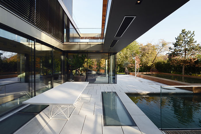 Stunning outdoor area of a private, luxurious villa in Vienna, Austria by Architekt Zoran Bodrozic