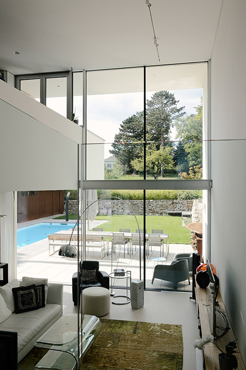 Modern living room design idea in a stylish villa located near Vienna by Architekt Zoran Bodrozic