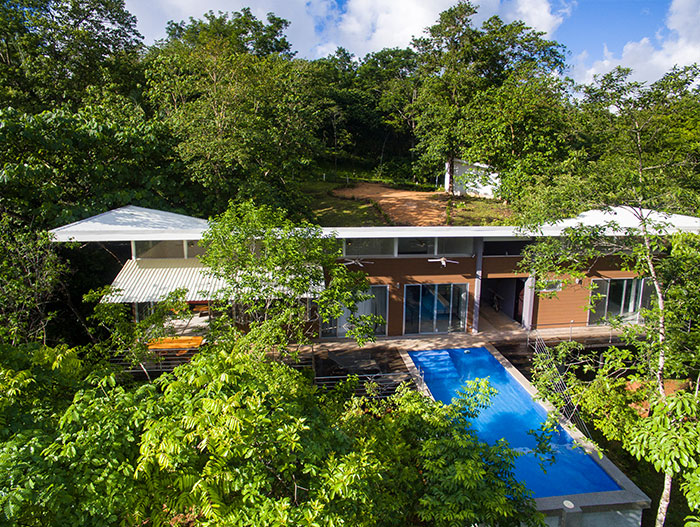 Amazing suspended house with spectacular pool in Costa Rica offers privacy to the owners and spectacular views - by Indigo Arquitectura