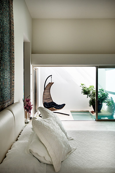 Amazing swing chair overlook master bedroom,meditation pond and lush garden - Award-winning house by Seijo Peon Architects 