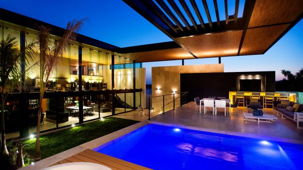 This amazing house by Seijo Peon Arquitectos boasts impressive pool above the garage