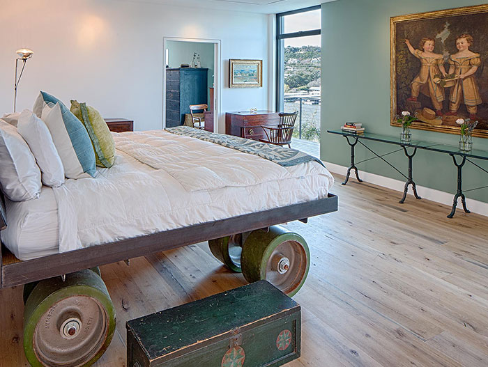 Unconventional bedroom in cliff dwelling near lake Austin, Texas by Specht Architects