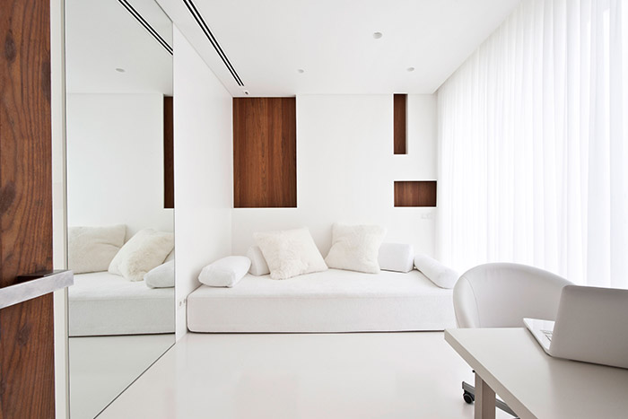 Welton Park apartment in Moscow with minimalist white interior design