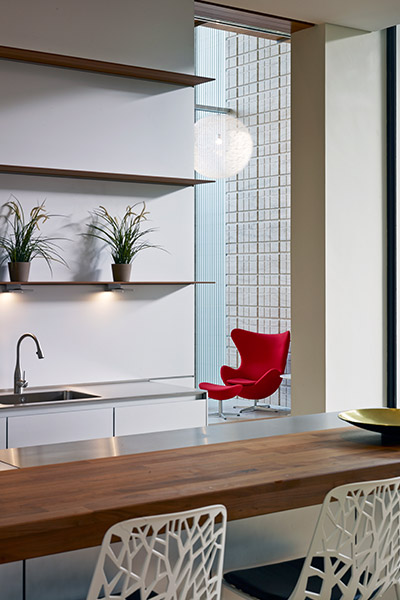 Zen Courtyard House - Modern living room design by Greg Shand Architects